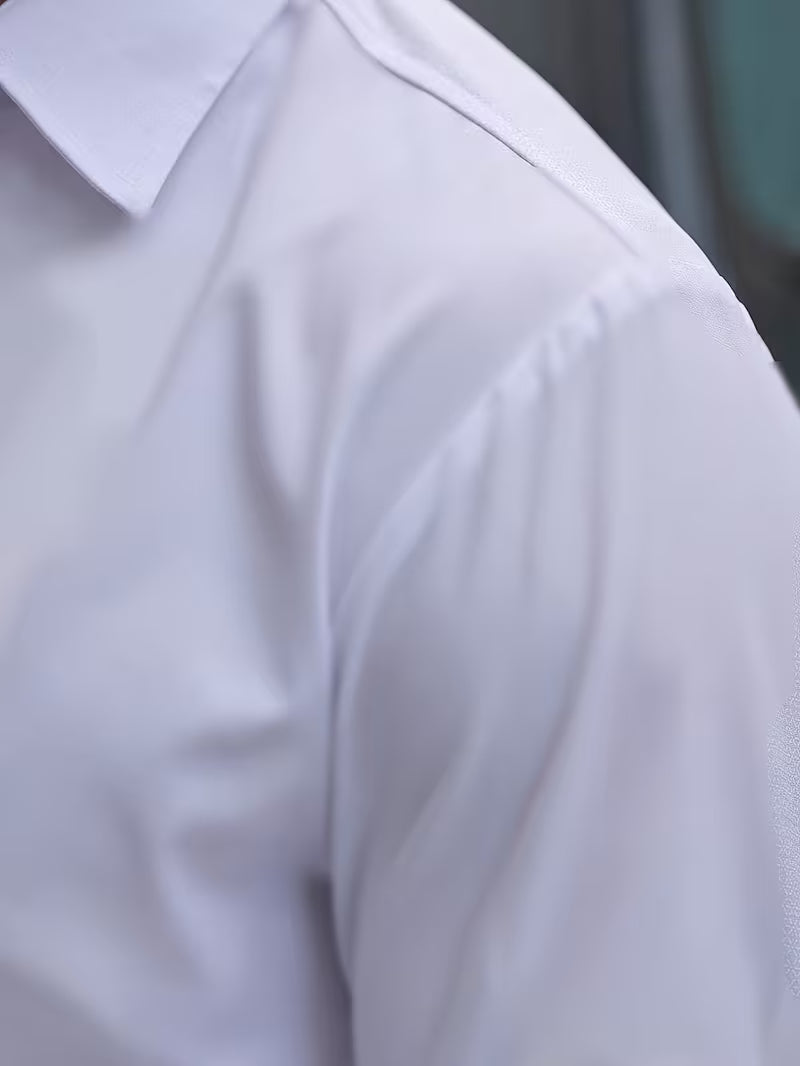 Heren slim fit overhemd met subtiel geometrisch patroon, geschikt voor diverse smart casual outfits.