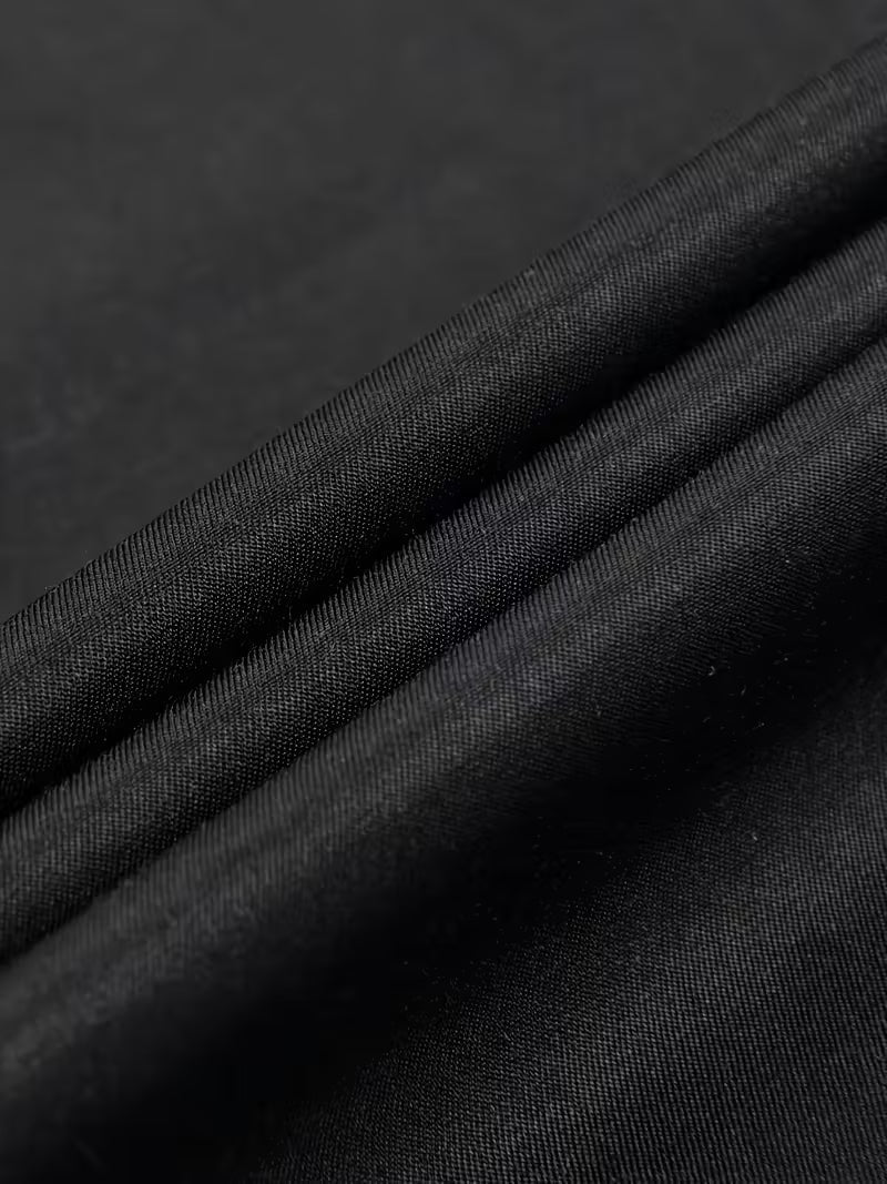 Vooraanzicht van een modieus slim fit heren overhemd met gedetailleerd geometrisch patroon.