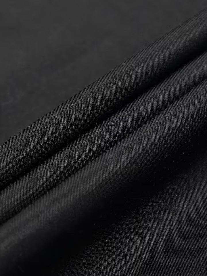 Vooraanzicht van een modieus slim fit heren overhemd met gedetailleerd geometrisch patroon.