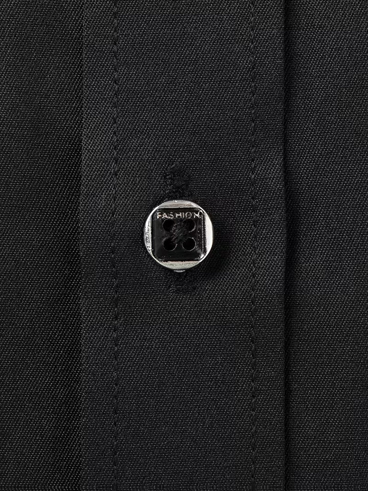 Close-up van het geometrische patroon op een stijlvol slim fit heren overhemd met lange mouwen.