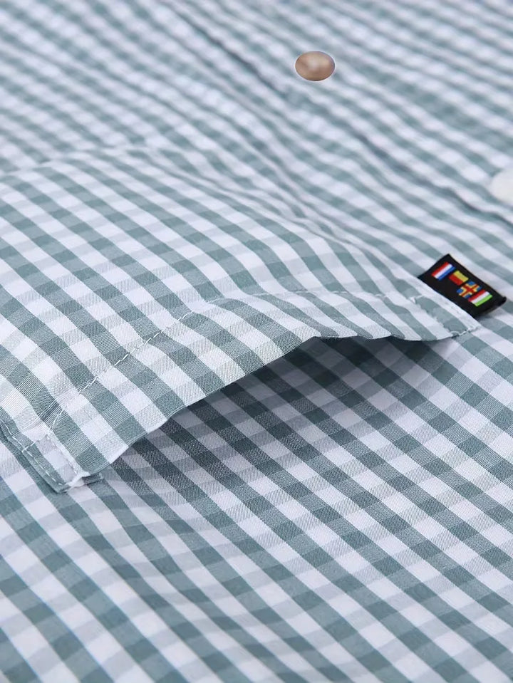 Comfortabel heren overhemd, geruit patroon, met borstzak en lange mouwen. Stijlvolle look.
