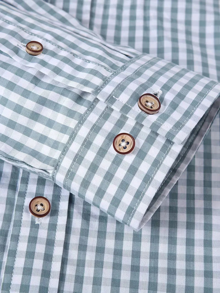 Heren shirt met lange mouwen, geruit design en borstzak. Stijlvol en ademend voor warme dagen.