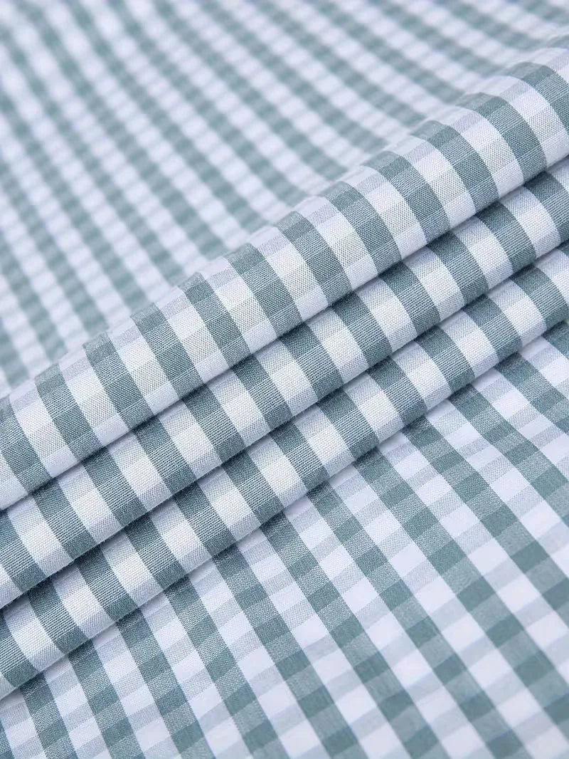 Geruit heren overhemd met borstzak, reverskraag en lange mouwen. Moderne lente kleding voor een stijlvolle man.