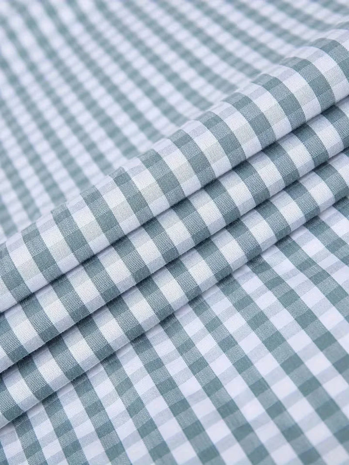 Geruit heren overhemd met borstzak, reverskraag en lange mouwen. Moderne lente kleding voor een stijlvolle man.
