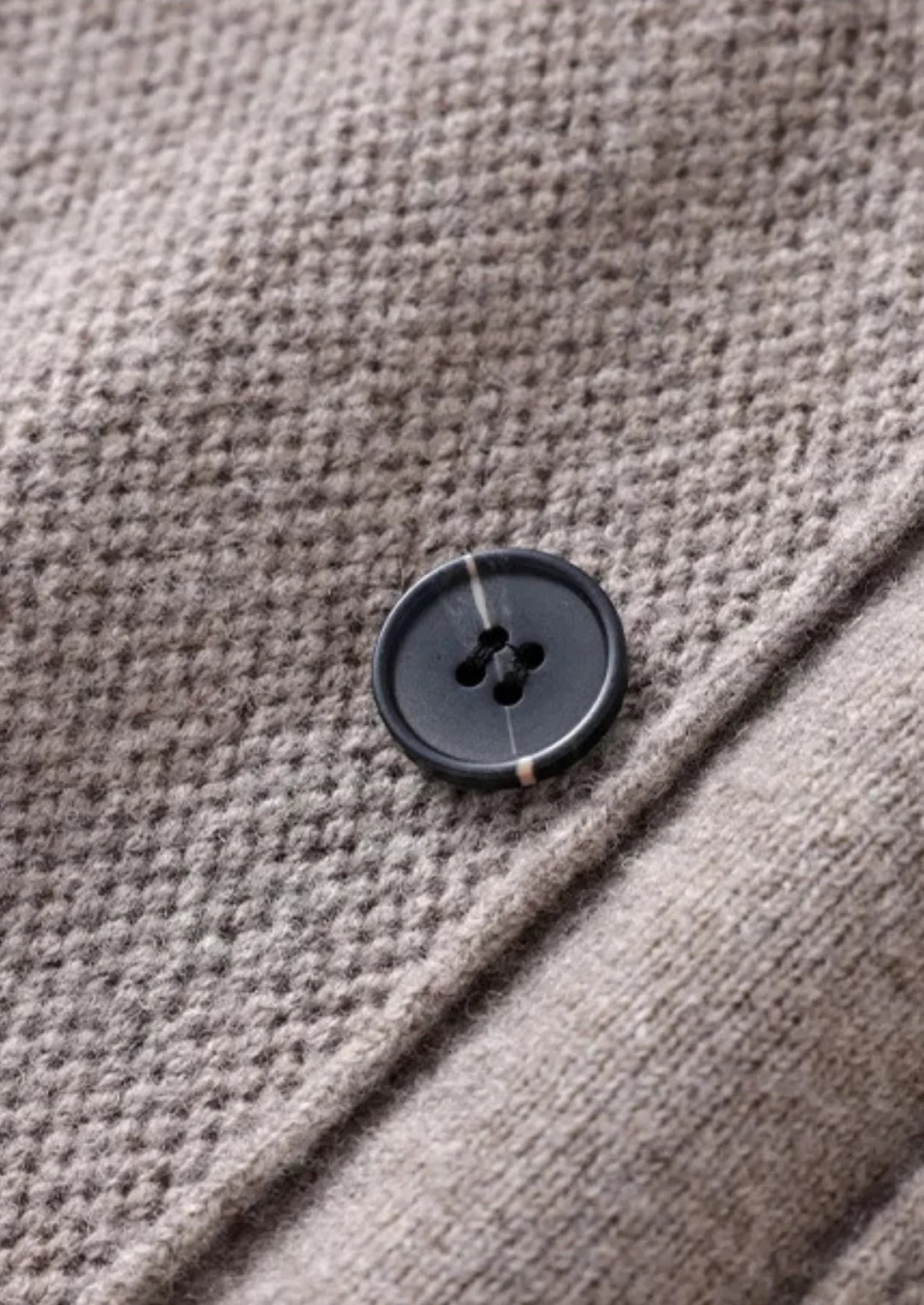 Comfortabel heren cardigan van gebreide stof; perfect voor gelaagde herfstmode.