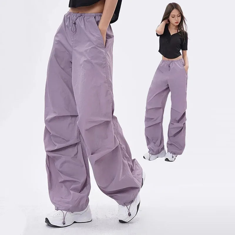 Dames oversized parachute broek, zwarte streetwear broek met relaxte fit voor een trendy look.