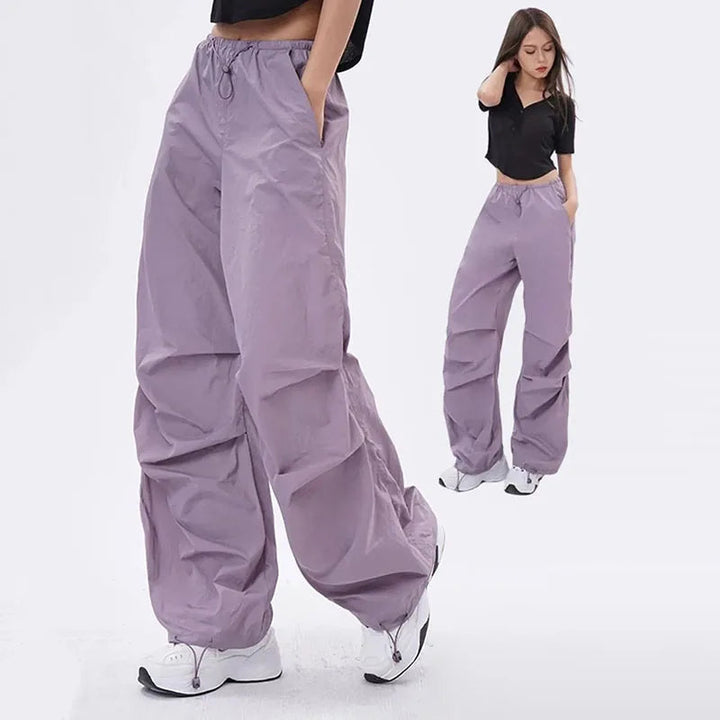 Dames oversized parachute broek, zwarte streetwear broek met relaxte fit voor een trendy look.