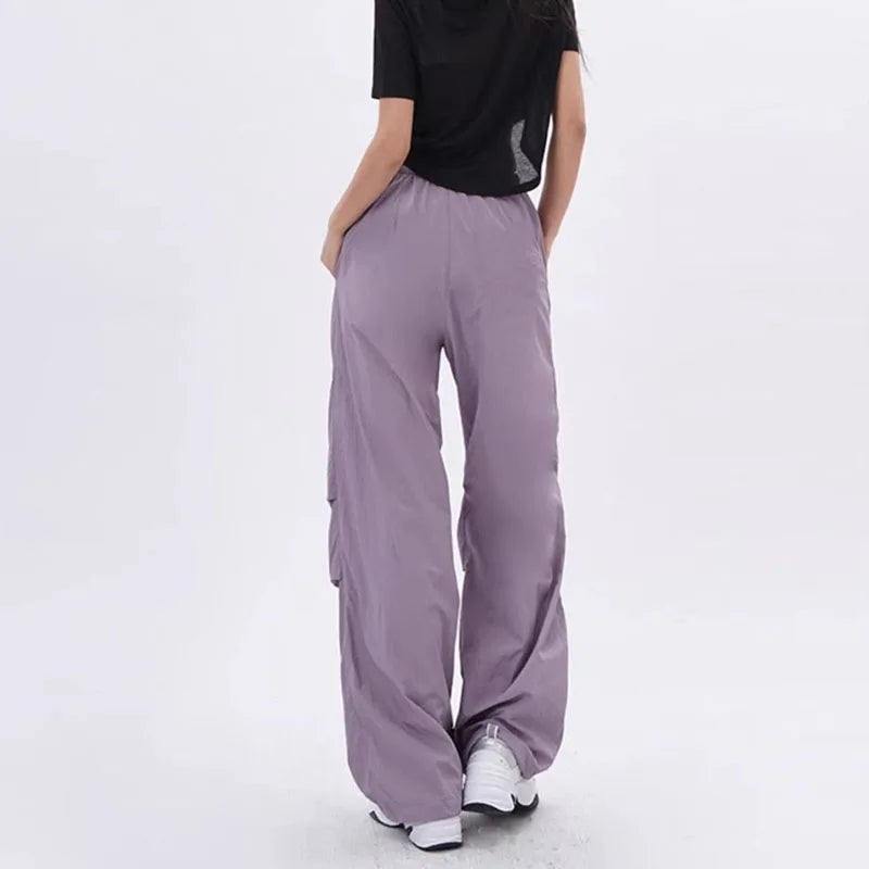 Veelzijdige zwarte parachute damesbroek, ideaal voor een casual of edgy streetwear stijl.