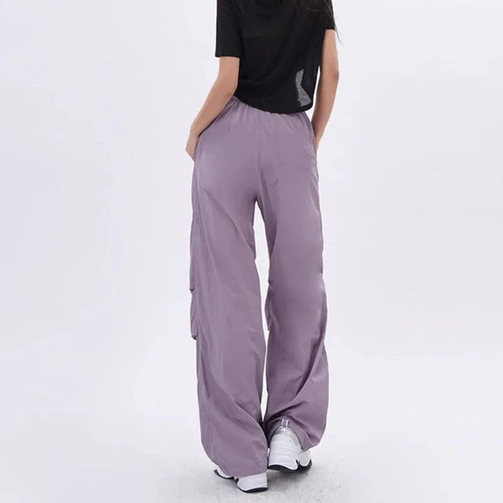 Veelzijdige zwarte parachute damesbroek, ideaal voor een casual of edgy streetwear stijl.