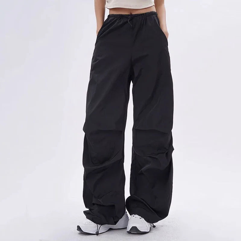 Trendy zwarte oversized parachute broek voor dames, relaxte streetwear pasvorm.