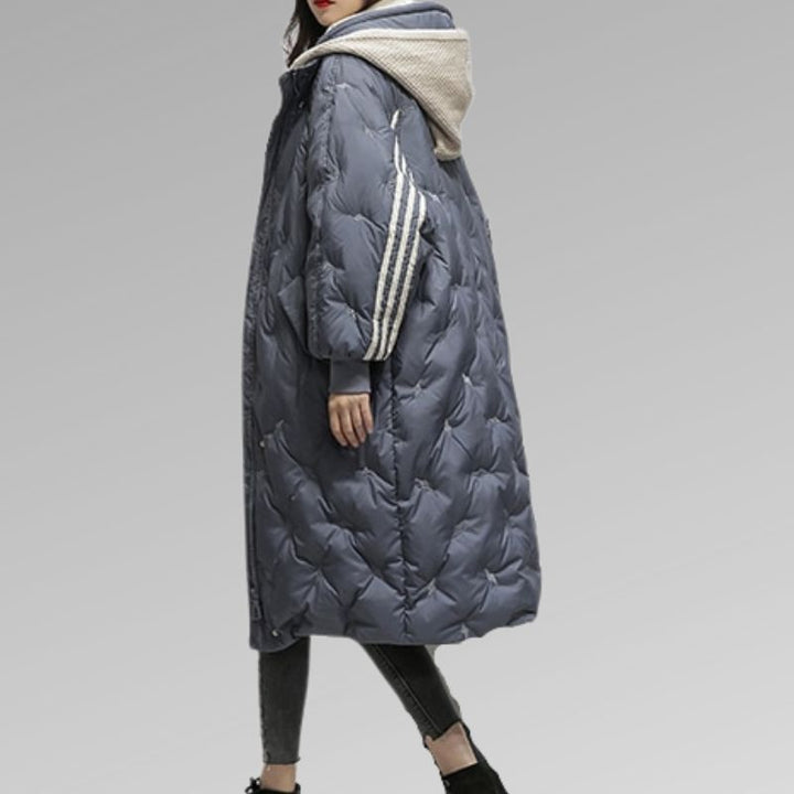Dames oversized gewatteerde jas Kimberly, close-up van de warme gewatteerde textuur, met ruime capuchon, ideaal voor de winter.
