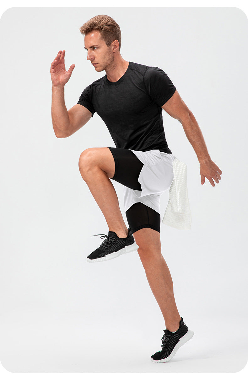 Zwarte heren 2-in-1 sportshort met geïntegreerde compressie binnenbroek, voor extra comfort en spierondersteuning.