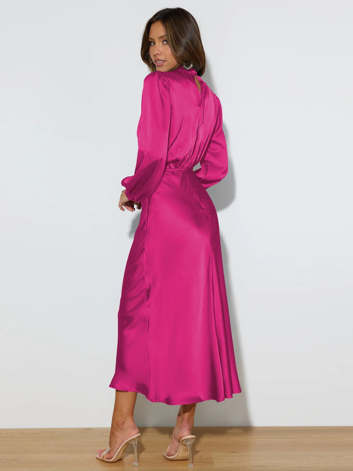 Luxe satijnen dames jurk met lange mouwen; stijlvolle en chique kleding uit de nieuwe arrivals collectie.