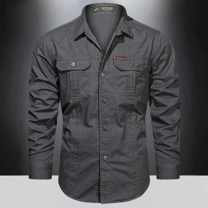 Lichtgrijs heren outdoor shirt met lange mouwen en handige borstzakken voor wandel- en kampeeravonturen.