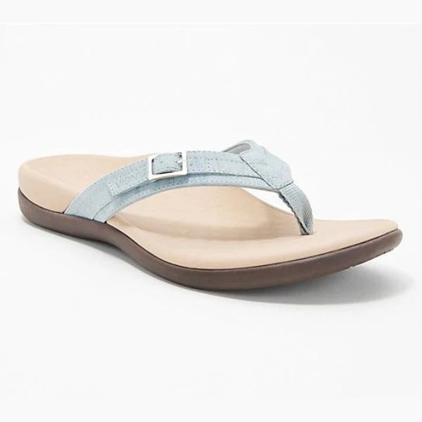 Detailopname van de comfortabele, orthopedische zool van dames teenslippers met textuur voor grip en ondersteuning.
