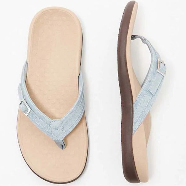 Zijaanzicht van orthopedische dames teenslippers met ergonomische zool en verstelbare banden voor optimale pasvorm.
