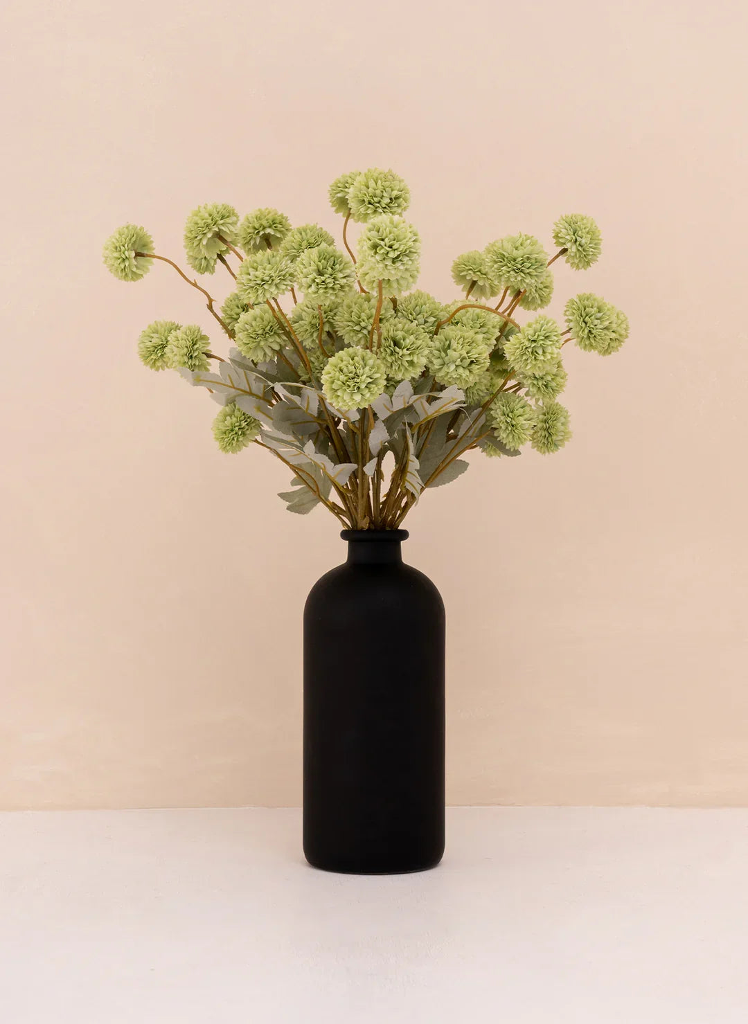 Gedetailleerde close-up van een zijden Kiku bloem, toont realistische textuur en elegante afwerking.