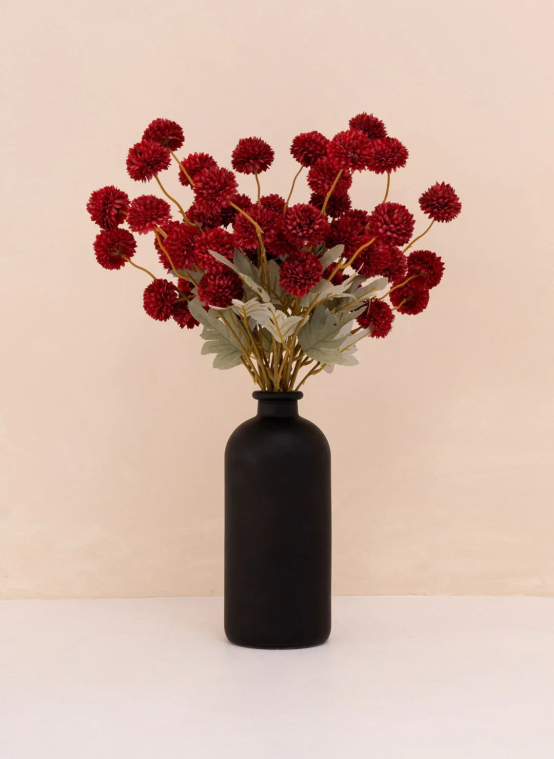 Een volle bundel van 10 zijden Kiku bloemen, klaar om elk interieur te verrijken met kunstbloemen.