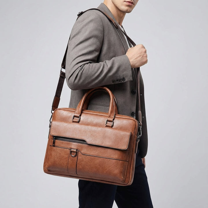 Ruime zwarte MetroBrief laptoptas met meerdere vakken voor optimale organisatie, ideaal voor werk en kantoor.