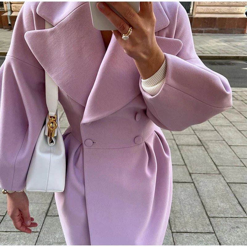 Chique dames winterjas, lang en elegant, garandeert een stijlvolle entree.
