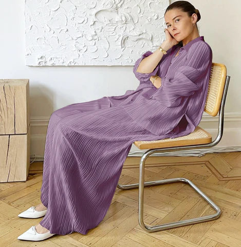 Zijaanzicht van het Evita dames ensemble; vloeiende lijnen en comfortabel design, ideaal voor vrouwenmode.
