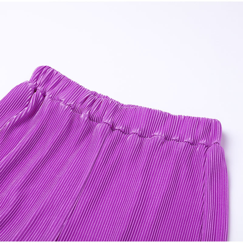 Close-up van de tailleband en zakken van de broek van de dames combi set. Praktisch.