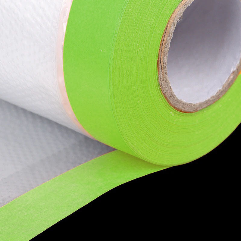 Detail van de geïntegreerde afplaktape op de schildersfolie. Voor snel en nauwkeurig afplakken.