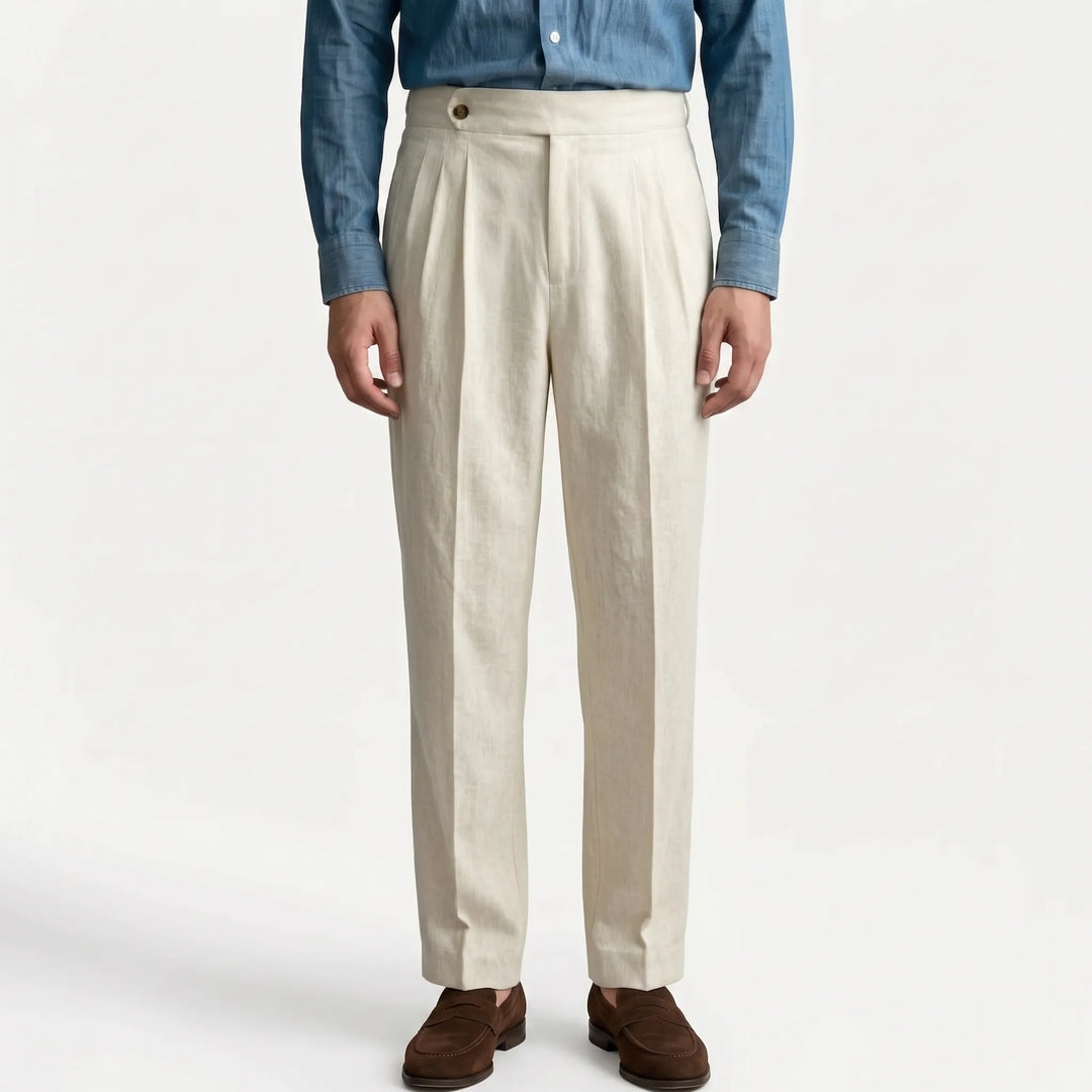 Nette herenbroek met hoge taille en plooien, geschikt voor zowel zakelijk als smart casual. Trendy herenmode.