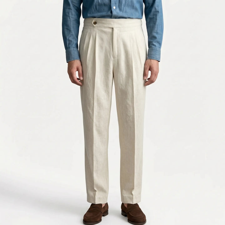 Nette herenbroek met hoge taille en plooien, geschikt voor zowel zakelijk als smart casual. Trendy herenmode.