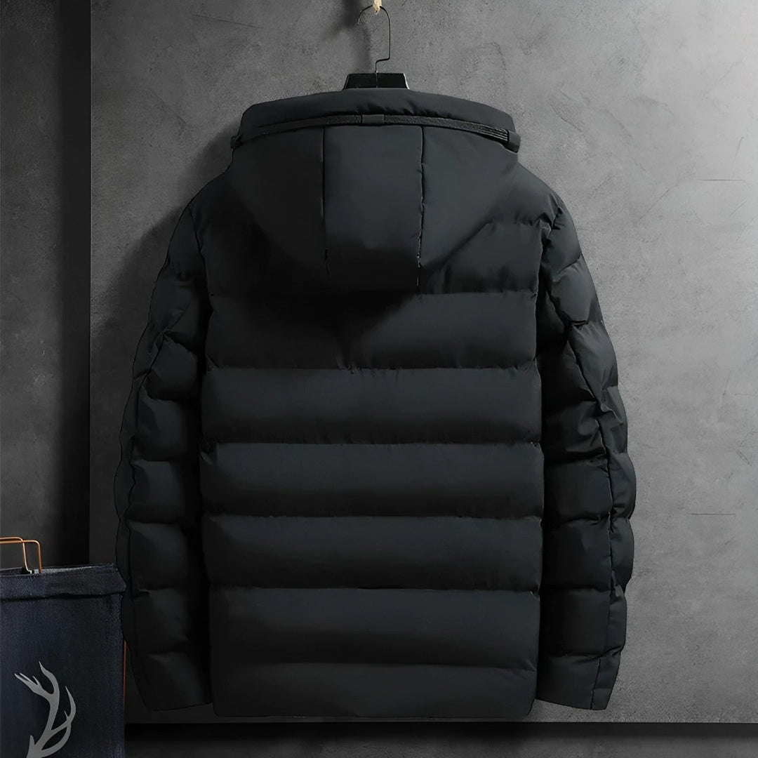 Man draagt een stijlvolle heren parka winterjas, frontaal. Ideale warme en comfortabele bovenkleding voor de winter.