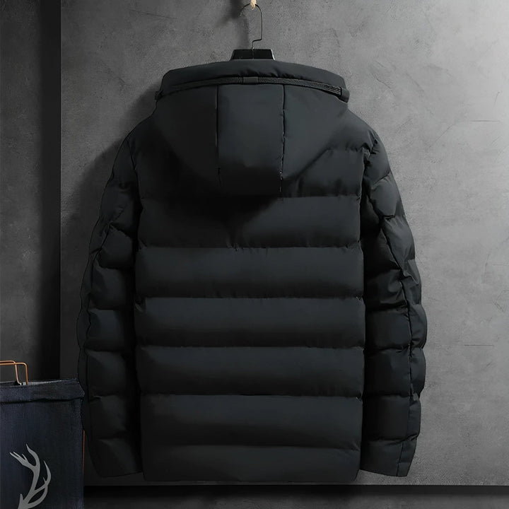 Man draagt een stijlvolle heren parka winterjas, frontaal. Ideale warme en comfortabele bovenkleding voor de winter.