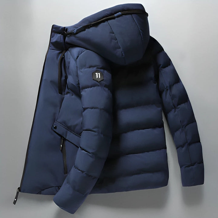 Man loopt buiten in een warme heren parka winterjas, genietend van comfort en stijl tijdens winterse omstandigheden.