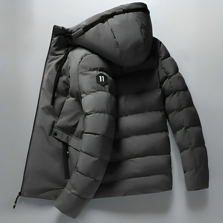 Moderne en stijlvolle heren parka winterjas, winddicht en waterdicht. Ideale comfortabele bovenkleding voor koude dagen.