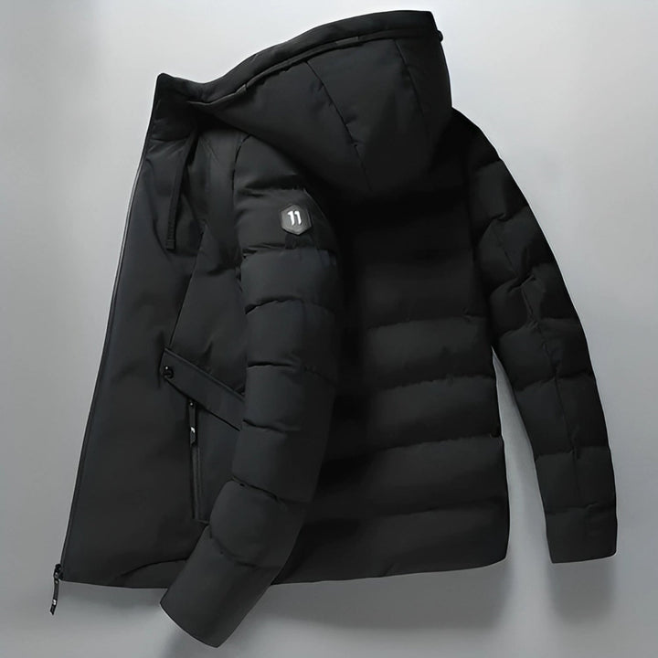 Binnenzijde van de heren parka winterjas, toont zachte voering voor ultieme warmte en comfort. Perfecte herenmode.