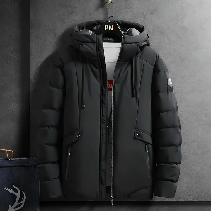 Close-up van de waterdichte, winddichte stof van deze heren parka winterjas. Focus op warmte en duurzaam comfort.