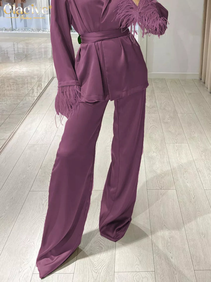 Losvallende dames set met veren, ideaal voor comfortabele luxe momenten.
