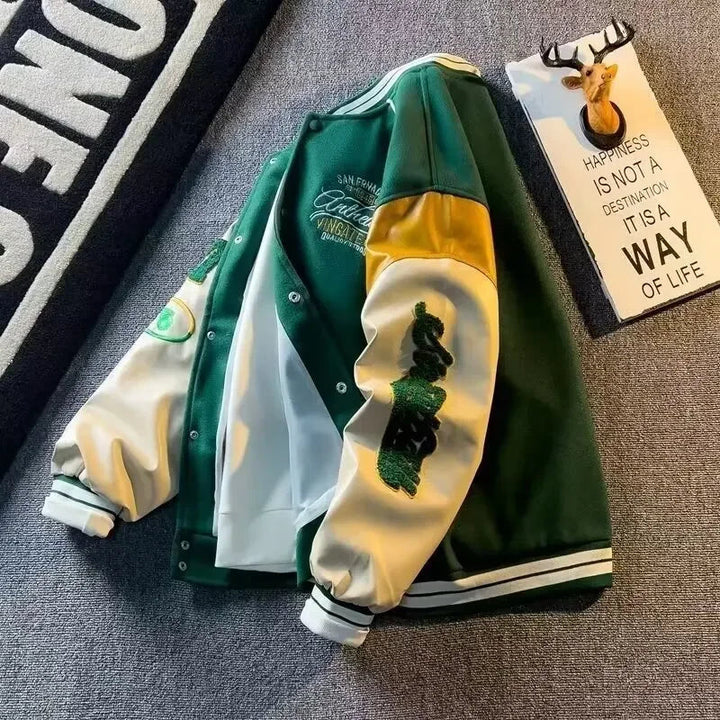 Close-up van geborduurde details op de patchwork varsity jas. Toont vakmanschap en unieke streetwear stijl.