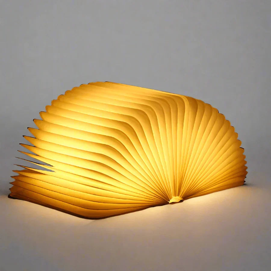 Volledig geopende StoryGlow boekenlamp, verspreidt warm LED licht, functioneel en sfeervol.