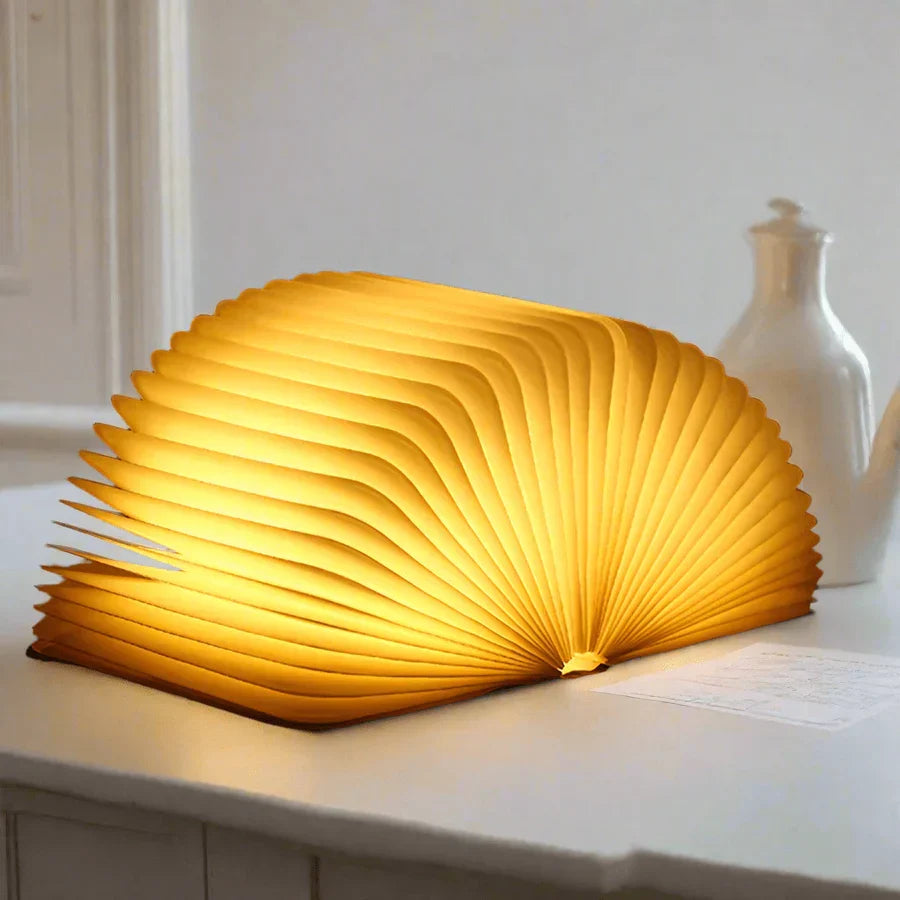 StoryGlow opvouwbare boekenlamp laadt op via USB, voor draadloos warm LED sfeerlicht thuis.
