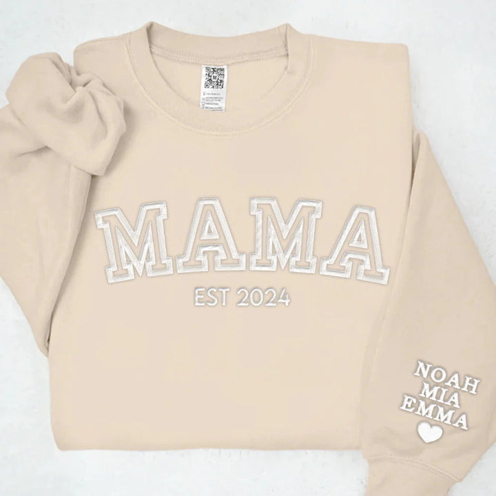 Detailweergave van geborduurde namen op een gepersonaliseerde unisex hoodie. Custom text borduring.