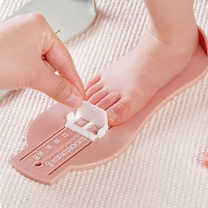 Voetmeetapparaat voor kinderen meet nauwkeurig babyvoetjes voor de perfecte schoenmaat, voorkomt miskopen.