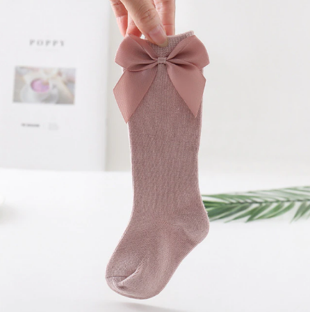 Achteraanzicht van de comfortabele, modieuze dames zomerjurk. Perfecte pasvorm voor lente- en zomerkleding.