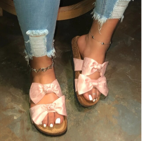 Dames sandalen met dubbele strik, comfortabel en modieus. Essentiële zomerschoenen voor een stijlvolle zomer.
