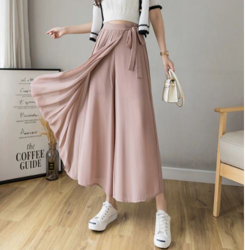 Modieuze dames geplooide broek, hoge taille en wijde pijpen; comfortabele zomerkleding voor vrouwen.