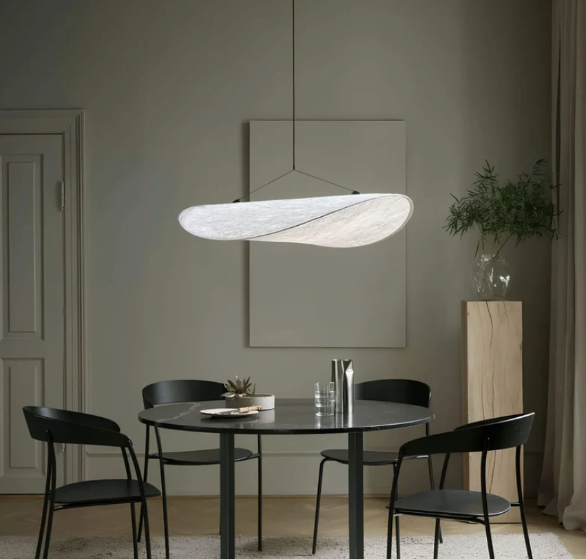 Moderne witte plafondlamp, handgemaakt, met sfeervolle verlichting voor elk interieur.