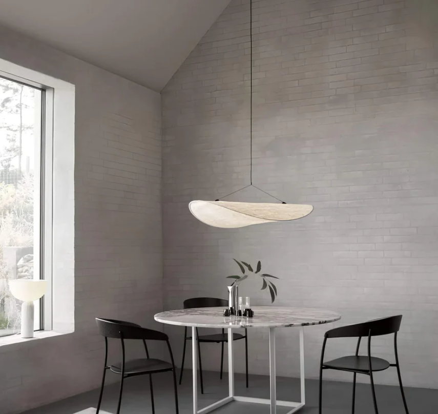Sfeervolle design plafondlamp, wit en handgemaakt, creëert warme verlichting in huis.