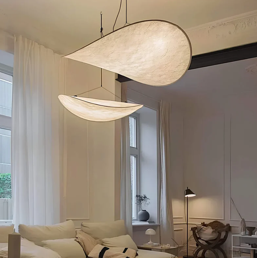 Elegante handgemaakte plafondlamp, wit, voor een sfeervol interieur. Moderne design verlichting.
