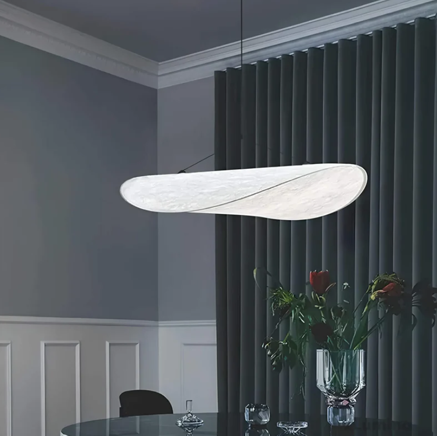 Witte handgemaakte designlamp, modern en elegant, perfect als sfeervolle plafondverlichting.