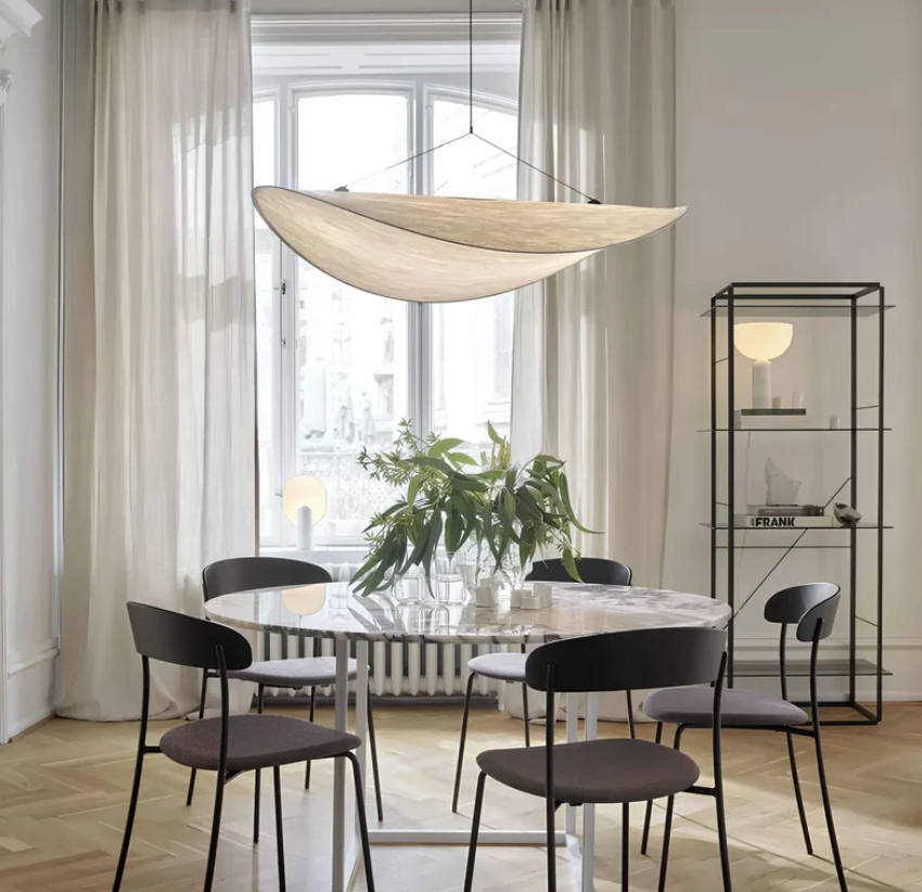 Elegante witte hanglamp, handgemaakt, voor een warme en moderne sfeervolle interieurverlichting.