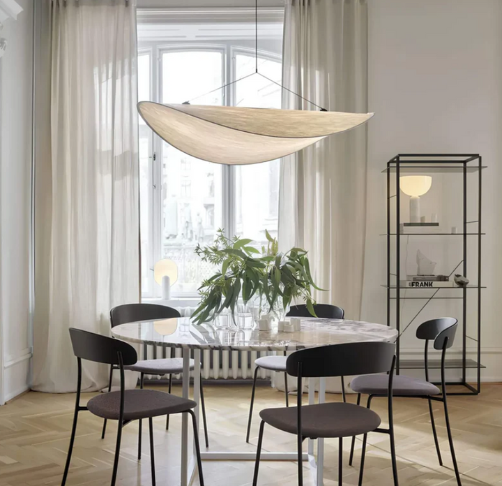 Elegante witte hanglamp, handgemaakt, voor een warme en moderne sfeervolle interieurverlichting.